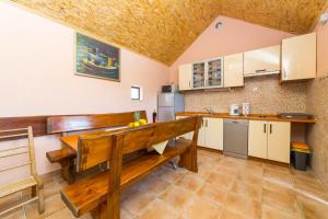 Kuchyň nebo kuchyňský kout v ubytování Holiday home Ana