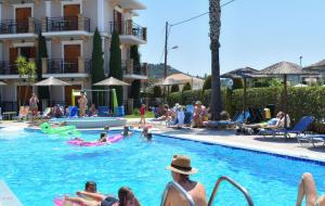 Bazén v ubytovaní Katsaros Luxury Apts II 5 min walk to beach alebo v jeho blízkosti