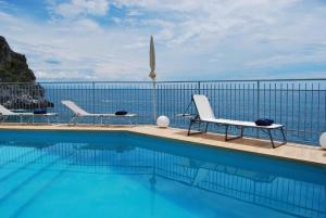 The swimming pool at or close to Villa Elizabeth