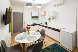 Кухня или мини-кухня в Apart Hotel Code 10
