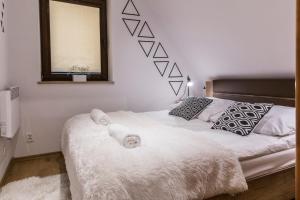 sypialnia z łóżkiem z ręcznikami w obiekcie Banialuka Apart 693-720-930 w mieście Białka Tatrzanska