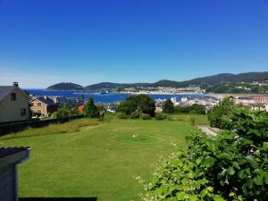 a view of a golf green with the ocean in the background at O ollo do Mar in Viveiro