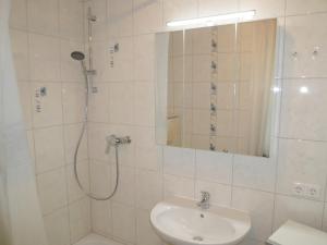 a bathroom with a shower and a sink at Bungalow Toscana - 350m zum Strand in Ostseebad Koserow