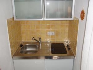 a stainless steel sink in a small kitchen at Bungalow Toscana - 350m zum Strand in Ostseebad Koserow