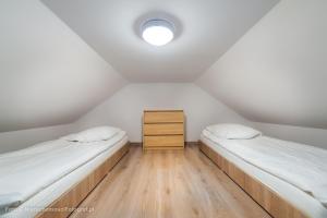 Llit o llits en una habitació de Domki Letniskowe Dunaj
