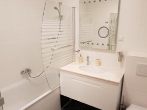 A bathroom at Ferienwohnung am Hauptbahnhof Még 22 kép