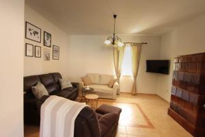 a living room with a couch and a table at Apartman Toni in Lukoran