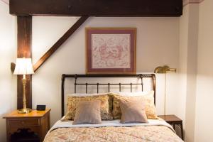 Thomas Bond House في فيلادلفيا: غرفة نوم بسرير وصورة على الحائط