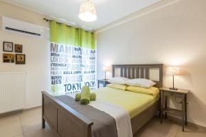 um quarto com uma cama e uma cortina verde em Patissia Apartment em Atenas