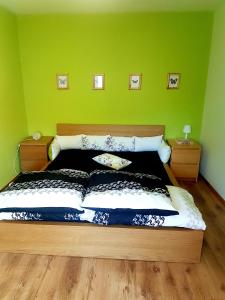 a bedroom with a bed with a green wall at Ein Trip in die Natur in Bollendorf