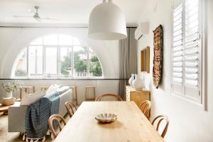 a dining room with a table and chairs at Stunning Flourish ON Bull in Newcastle +16 photos