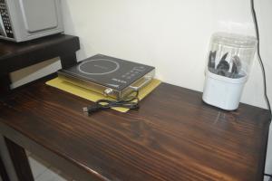 einem Tisch mit einem Mixer auf einem Tisch in der Unterkunft Hotel Don Fito in Golfito