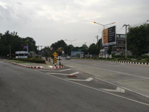 eine leere Straße mit einem Schild an der Seite in der Unterkunft Baan Kaewta in Chiang Mai