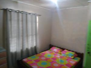 Postel nebo postele na pokoji v ubytování Fleetwood Suites