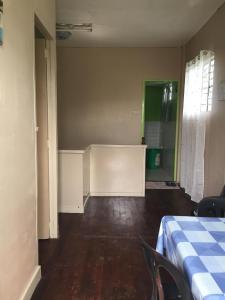 Postel nebo postele na pokoji v ubytování Fleetwood Suites