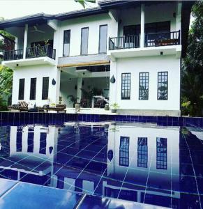 Madampe House 3 bedroom villa with pool for#7 tesisinde veya buraya yakın yüzme havuzu