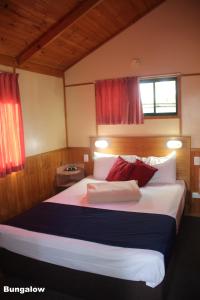 Un pat sau paturi într-o cameră la Lani's Holiday Island
