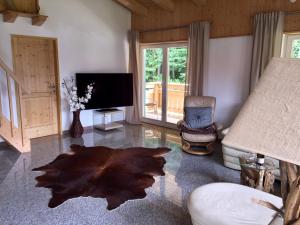 a living room with a large tree stump rug at Alpensuite TOP 6 am Wilden Kaiser in Scheffau am Wilden Kaiser