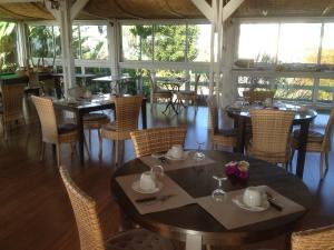 Restaurace v ubytování Les Bungalows les Vanilliers, Sud Sauvage avec piscine