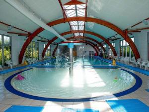 una gran piscina cubierta en un edificio en Mobil home, en Gastes
