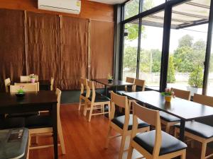 Ein Restaurant oder anderes Speiselokal in der Unterkunft Kanlaya House Resort 