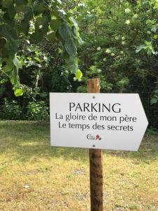 een bord dat zegt parkeren in een tuin bij L'Orée de la cité in Carcassonne