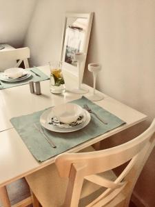 een tafel met een bord en een glas erop bij Apartament Julia in Karwia