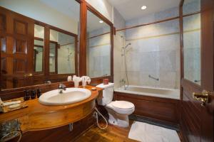 A bathroom at The Hotel @ Tharabar Gate