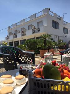 una mesa con un montón de frutas y verduras en ella en Villa Midolo, en Marina di Noto