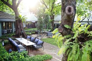 Ein Garten an der Unterkunft The Raweekanlaya Bangkok