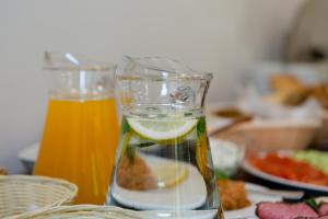 un jarrón de vidrio con una rodaja de limón sobre una mesa en Villa Obis, en Szklarska Poręba