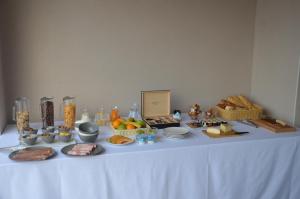 una mesa con un buffet de comida. en Casa Mare E Vista en Propriano