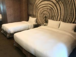 Giường trong phòng chung tại Fairytale Yi Su Hotspring Hotel