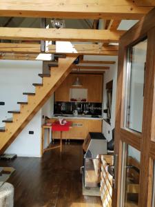 uma cozinha com uma escada numa casa em Previja Zlatibor Chalet em Zlatibor