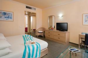 TV a/nebo společenská místnost v ubytování Leonardo Hotel Negev