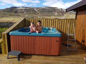 Goście zatrzymujący się w obiekcie Hvammur 1 with private hot tub