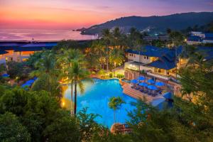 una vista aérea de un complejo con piscina en Diamond Cliff Resort & Spa - SHA Extra Plus en Patong Beach