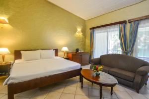 Postel nebo postele na pokoji v ubytování Berjaya Praslin Resort