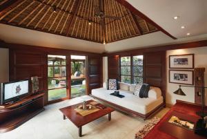 TV a/nebo společenská místnost v ubytování Jimbaran Puri, A Belmond Hotel, Bali