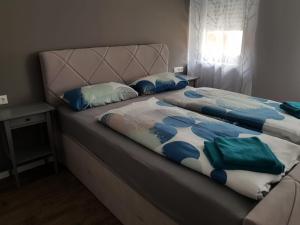 Una cama con dos almohadas encima. en Ferienwohnung Alte Linde, en Hardheim