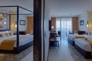 เตียงในห้องที่ Allegro Hoi An . A Little Luxury Hotel & Spa