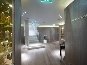 una hall con un negozio, una scala e una porta a vetri di Hotel Sans Souci Wien a Vienna