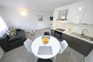 Kuchyňa alebo kuchynka v ubytovaní Apartmani NEVA, Pridraga