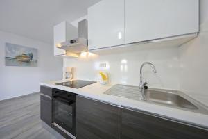 Kuchyňa alebo kuchynka v ubytovaní Apartmani NEVA, Pridraga