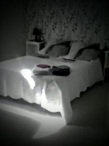 a bedroom with a white bed with lights on it at La maison des vendangeurs in Trausse