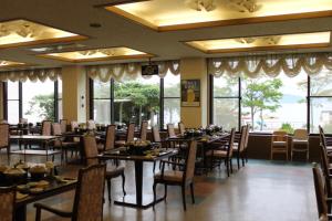 Um restaurante ou outro lugar para comer em Toya Kanko Hotel