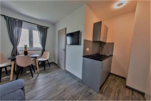 Kuchyňa alebo kuchynka v ubytovaní Apartments Mojeljeto