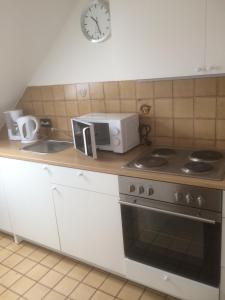 Kuchyň nebo kuchyňský kout v ubytování DG Rechts 108A 2 Zimmer Apartment Dachgeschoss