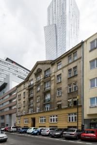 华沙Sienna 41 Boutique Warsaw Apartments的停车场内有车辆的建筑物