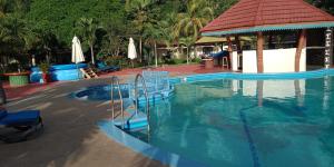 Der Swimmingpool an oder in der Nähe von Berjaya Praslin Resort